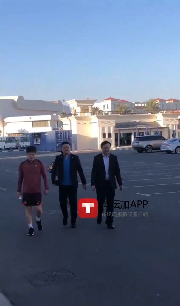 馬德興：迪拜領(lǐng)事館官員來到訓練場地看望國足