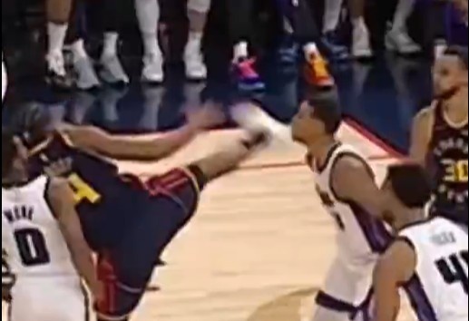 抬腳過高踢到了對手下巴！NBA官方：穆迪這一動作被判1級惡犯