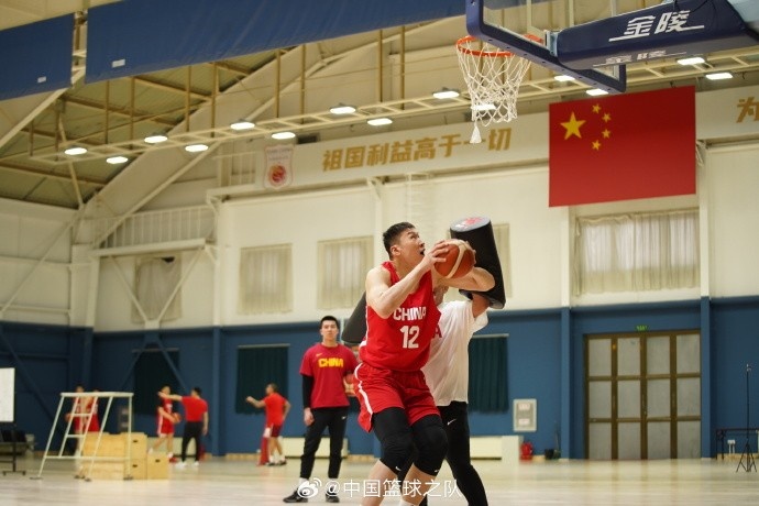 中國籃球之隊官博：大塊頭 大能量 祝李炎哲25歲生日快樂！