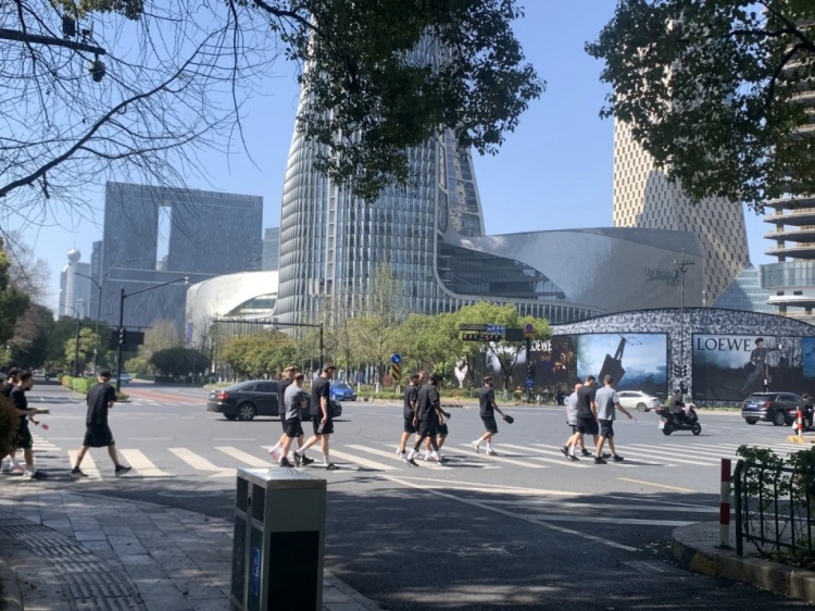 心態(tài)放松，有網(wǎng)友拍到澳大利亞隊(duì)早上在萬(wàn)象城citywalk
