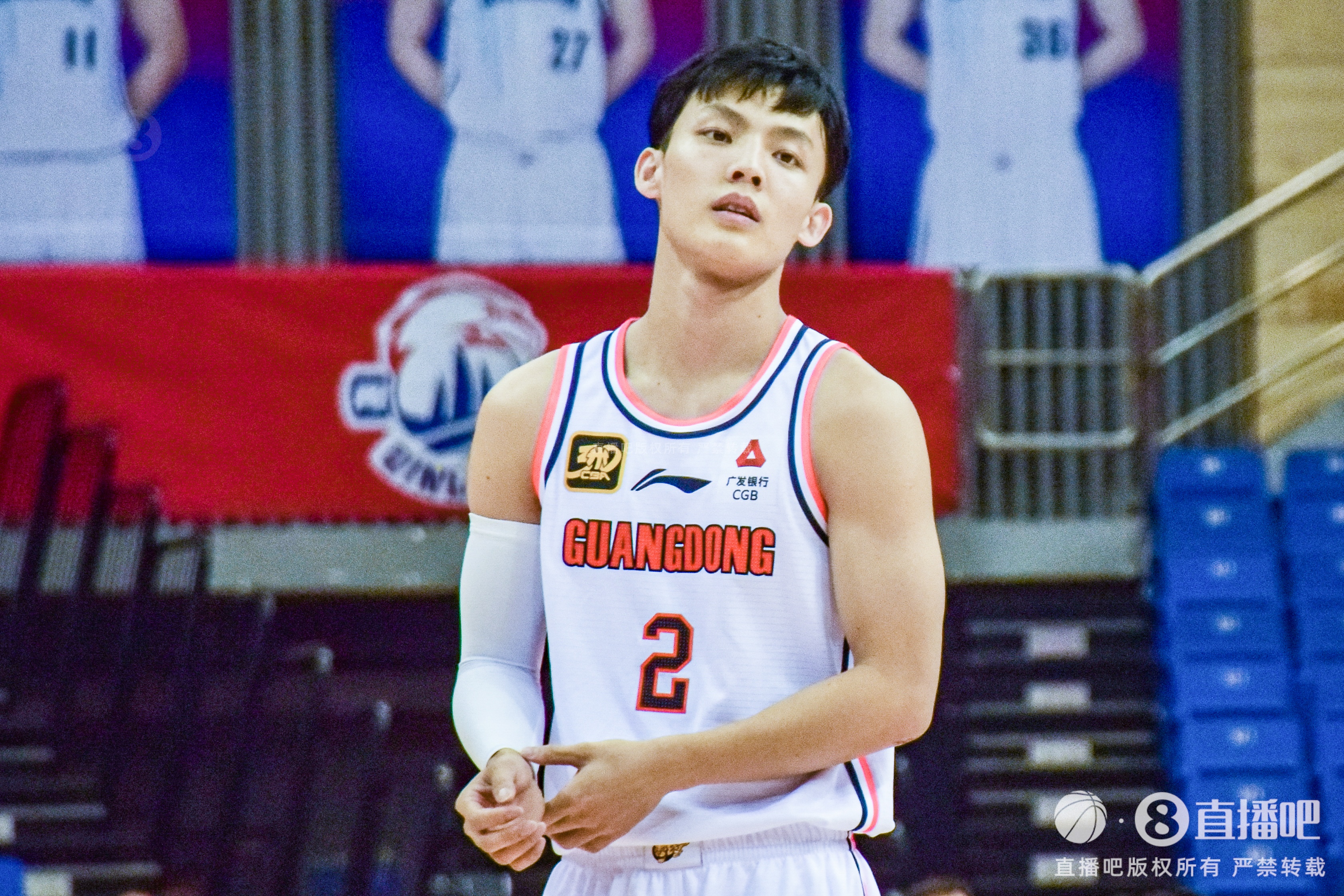 未能救主！徐杰12投7中&三分4中3 得到18分7板2助