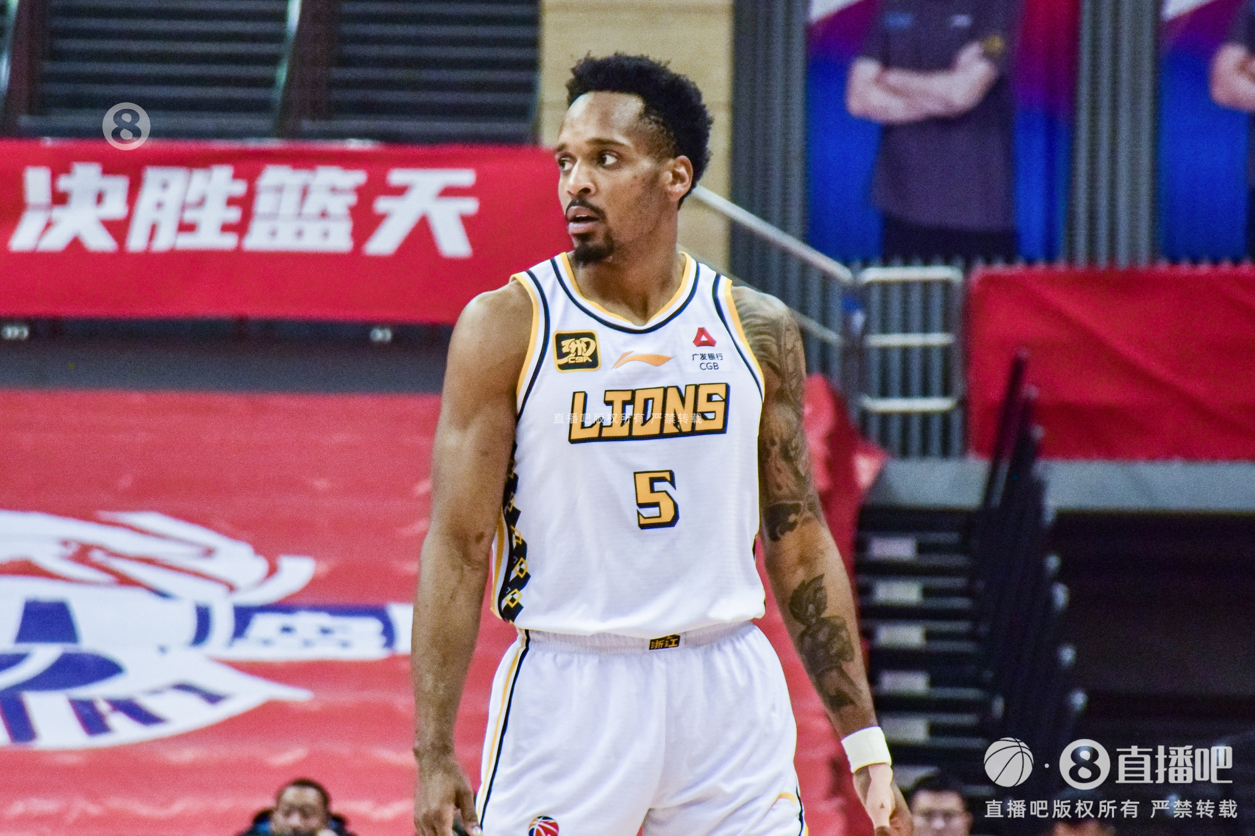 得分保障！小巴里-布朗17中9&三分9中4砍28分 末節(jié)11分助隊取勝