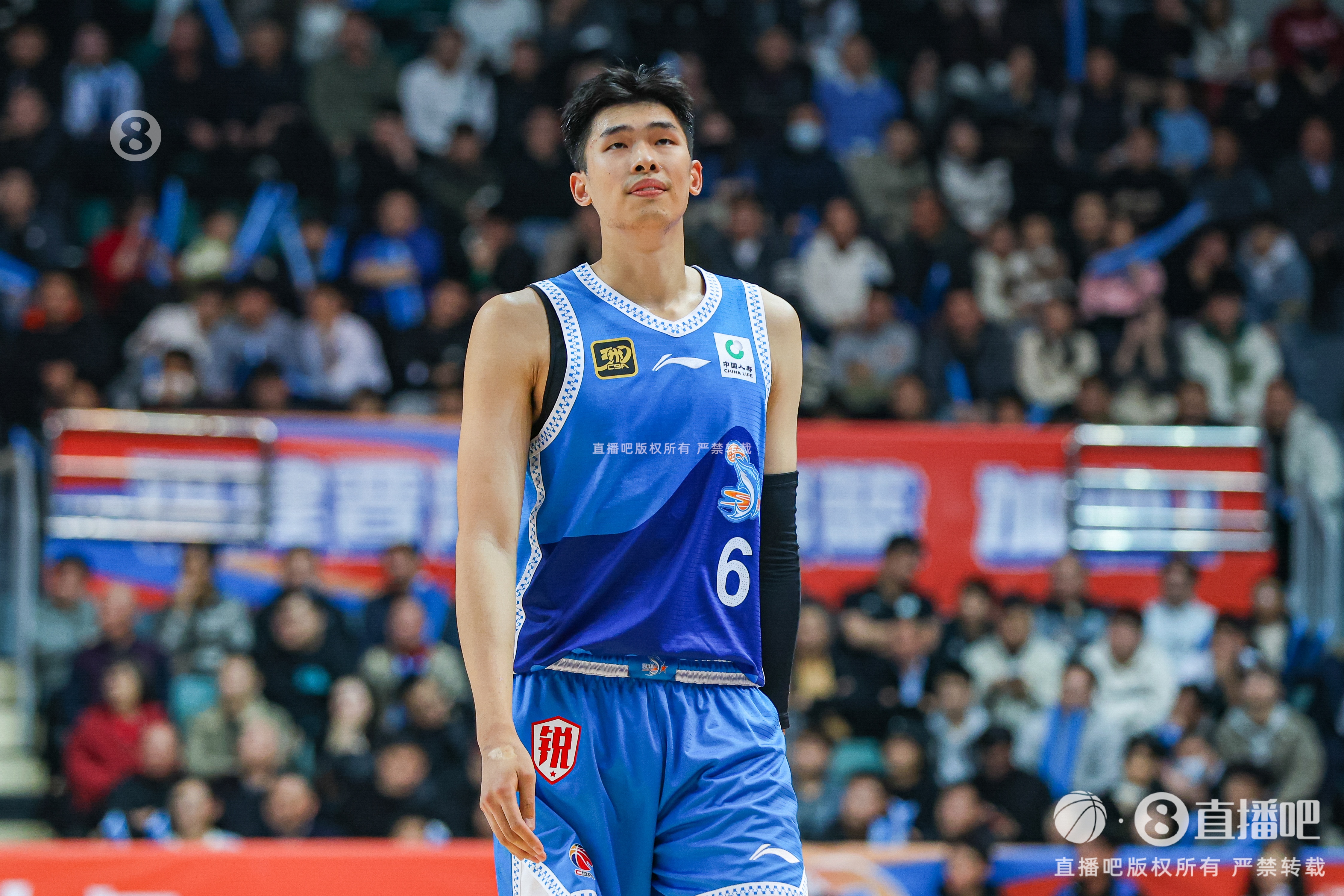 籃板野獸！鄒陽三節(jié)已搶17籃板 10中5拿到14分3斷2帽