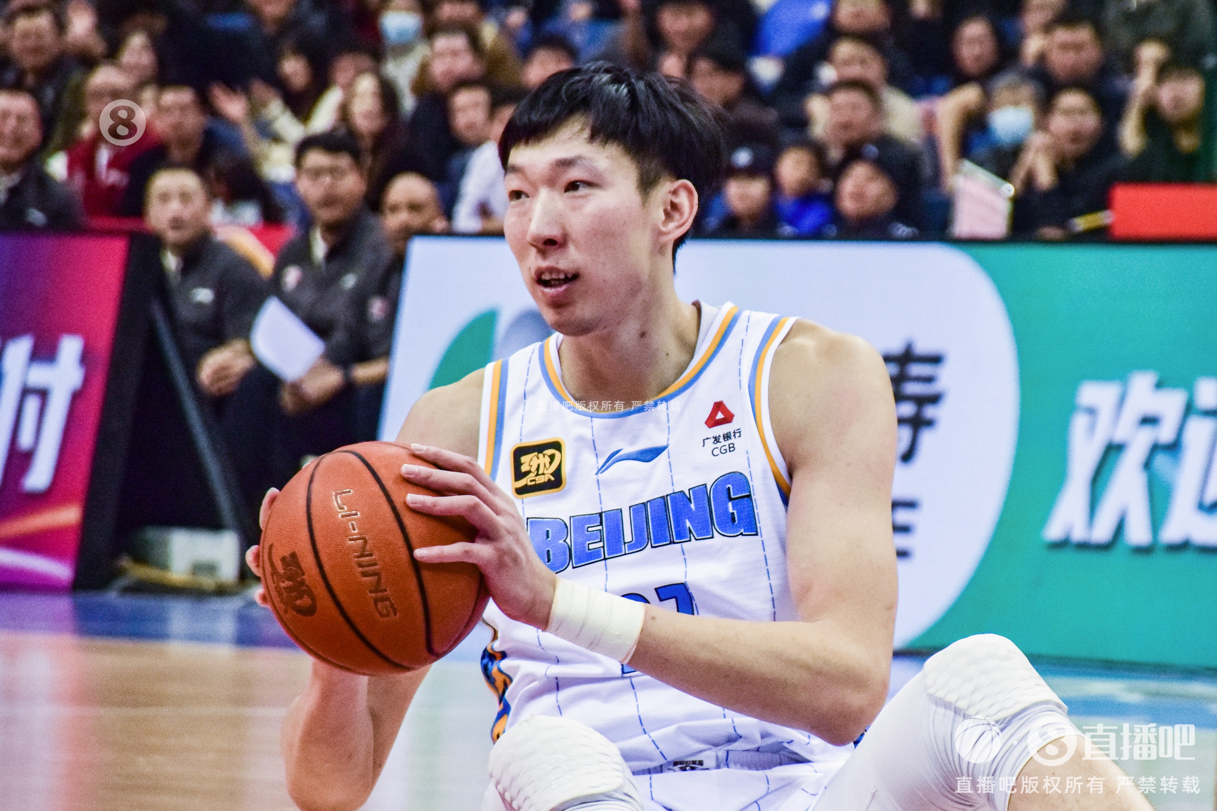 定海神針！周琦內(nèi)線攻防在線 半場6中5貢獻12分6籃板2蓋帽