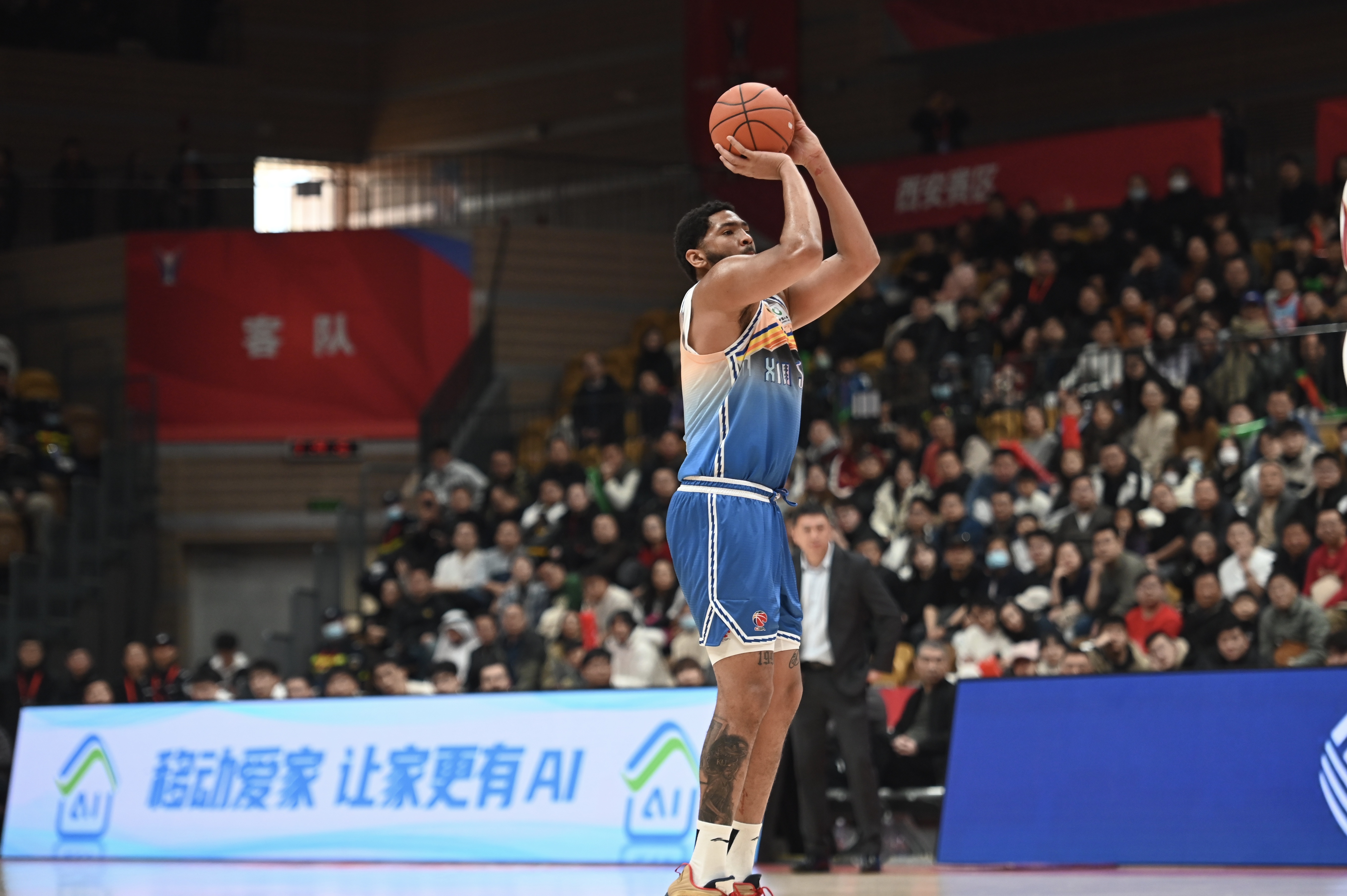 手感火熱！勞森半場7中6高效砍下17分5籃板 首節(jié)15分