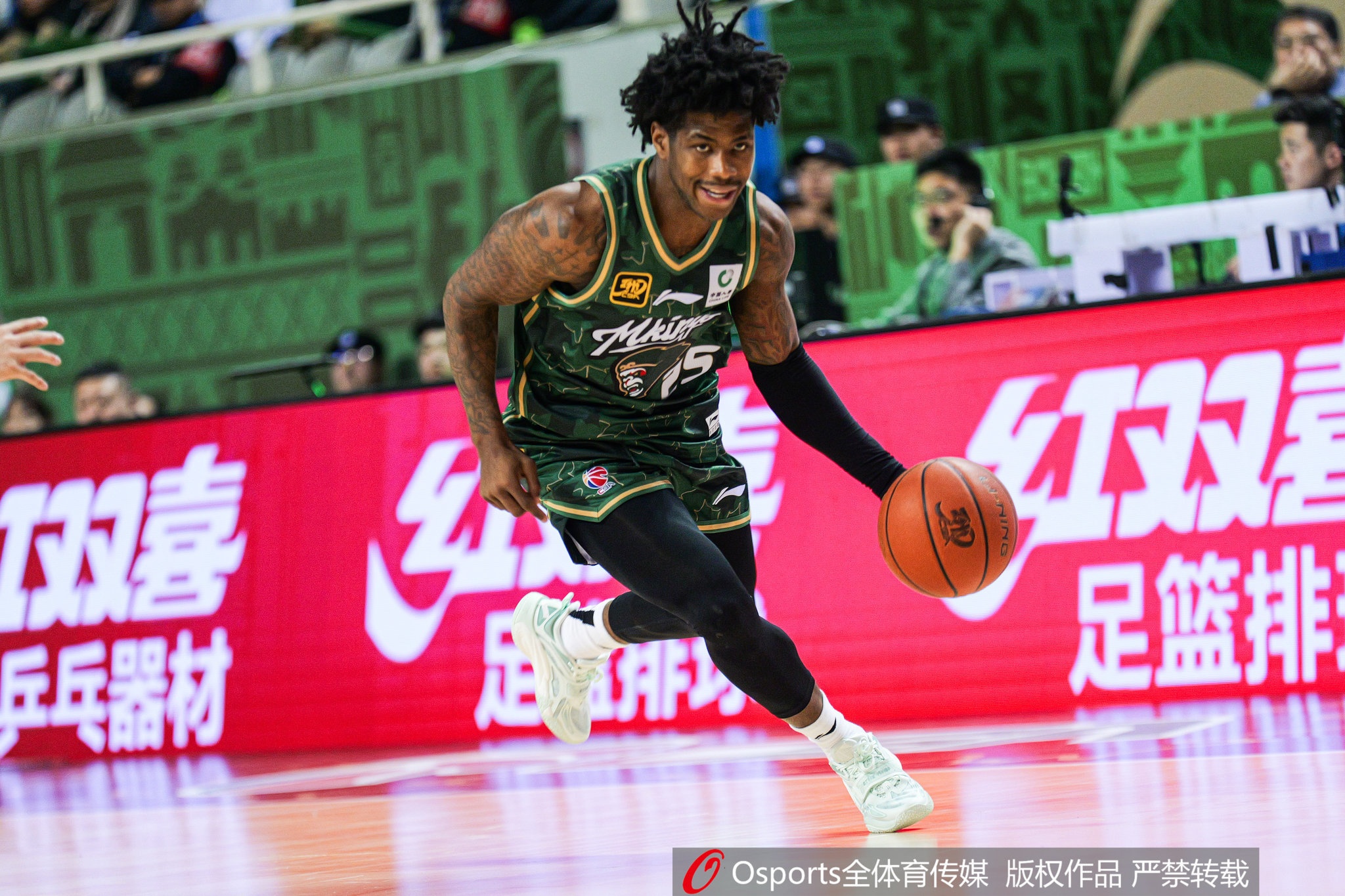 這外援猛得很！肯德里克-戴維斯16投12中&罰球18中15砍43分6板9助